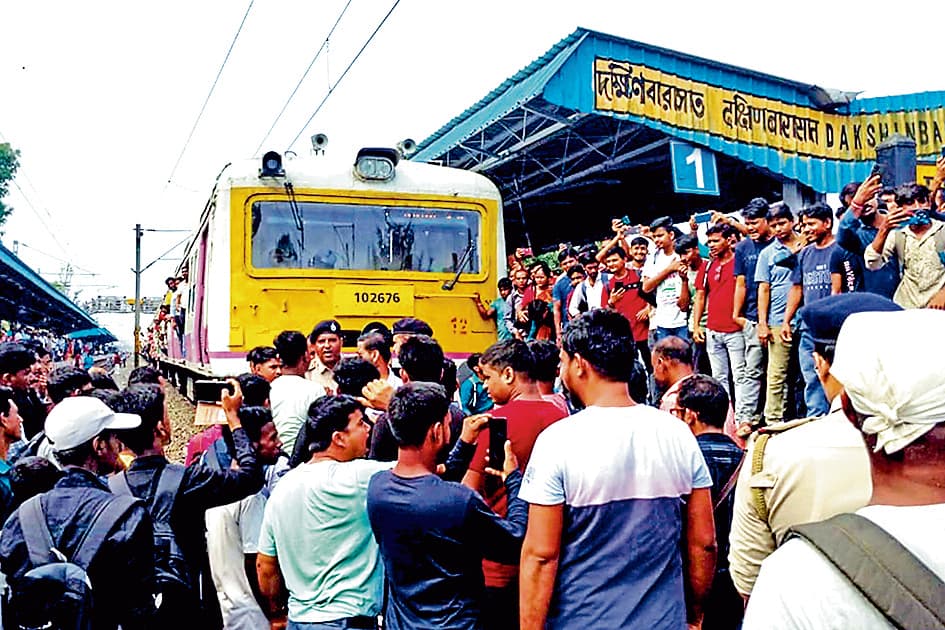 लोकल ट्रेनों में महिला बोगी की संख्या बढ़ाने का किया विरोध, यात्रियों ने रोकीं ट्रेनें