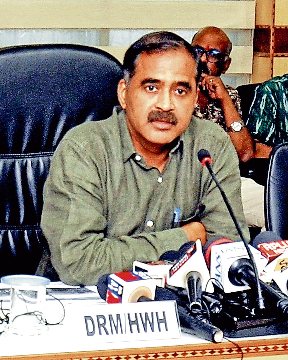 रेलवे के गौरवशाली सफर में रेलकर्मियों के साथ यात्रियों का भी महत्वपूर्ण योगदान - संजीव कुमार