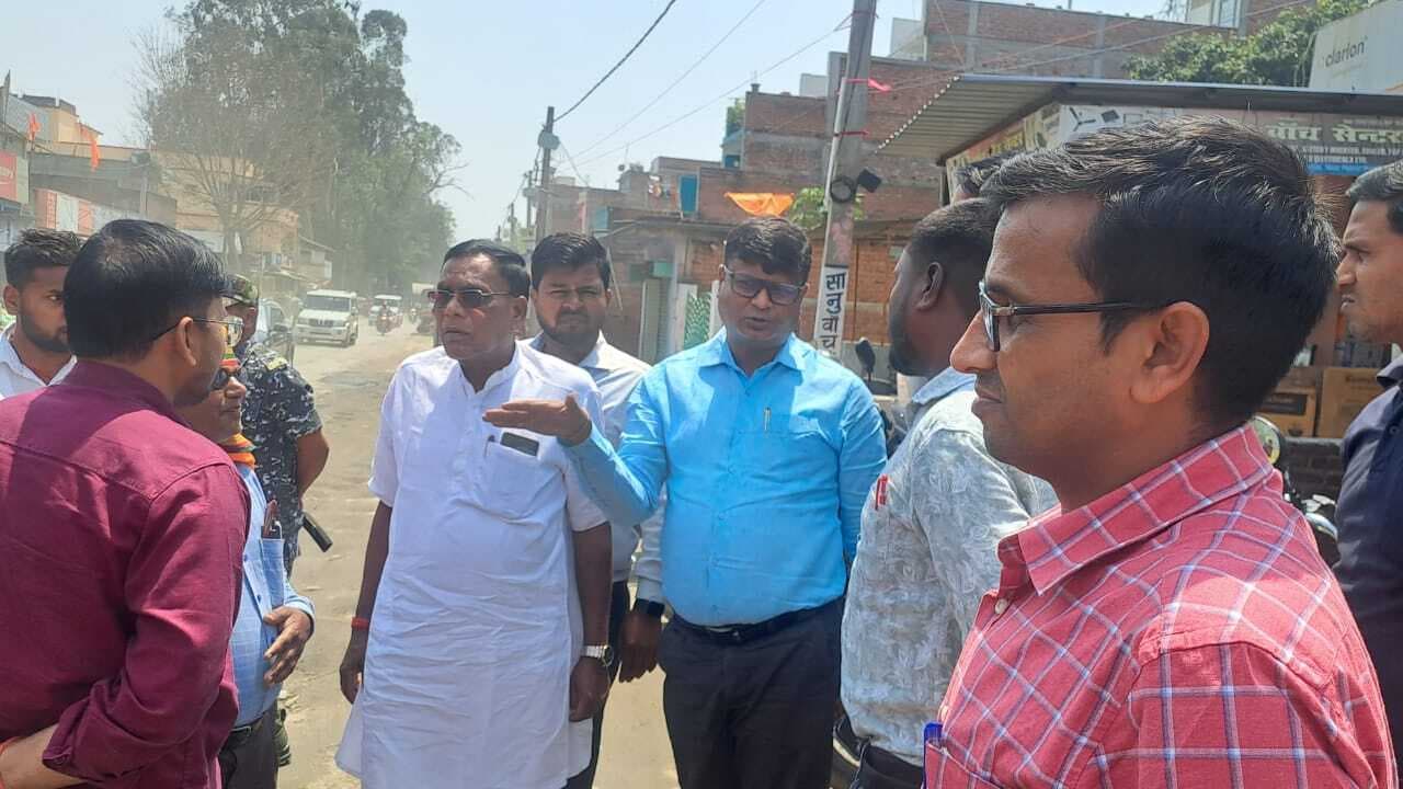 Giridih News :रांची-दुमका मुख्य सड़क पर जल जमाव देख बगोदर विधायक ने अधिकारियों को लगायी फटकार
