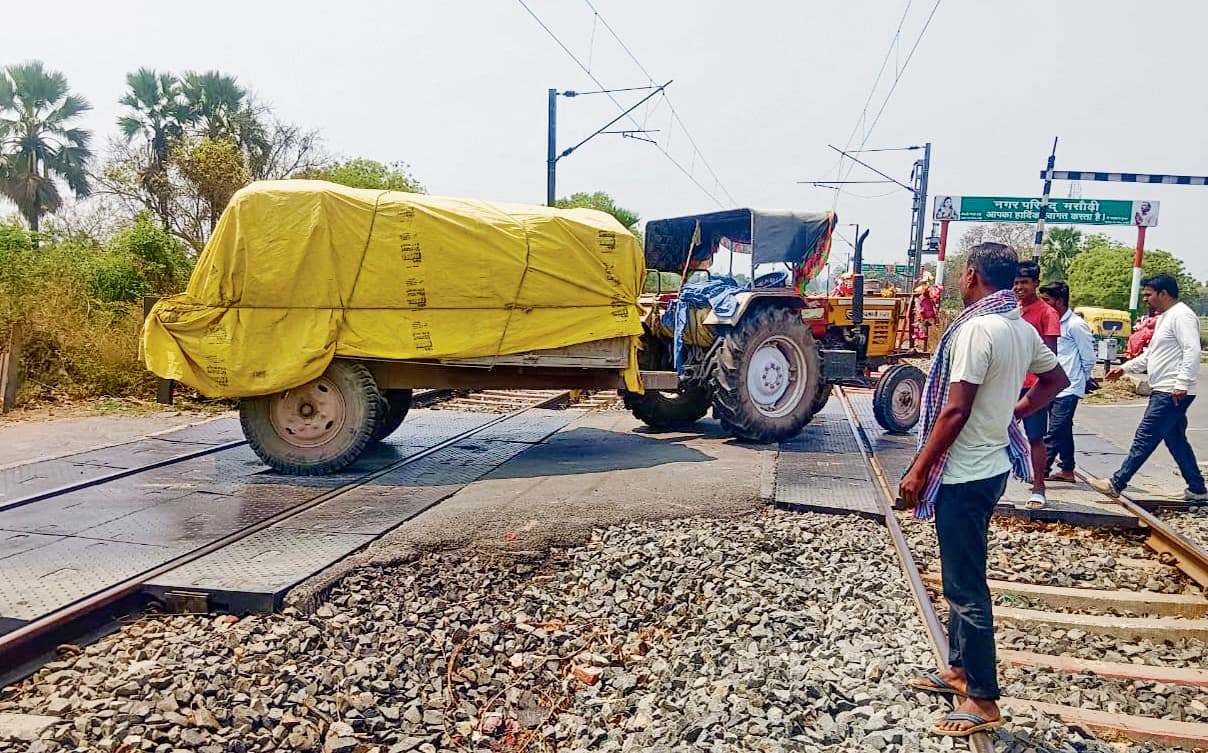 Jehanabad : रेलवे ट्रैक पर फंसा ट्रैक्टर, एक घंटा बाधित रहा ट्रेनों का परिचालन