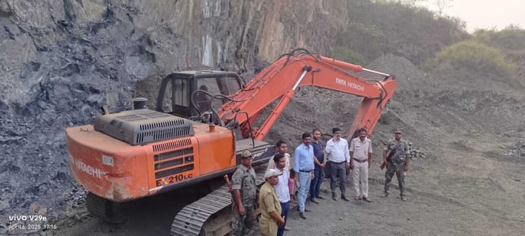 East Singhbhum News : सिसदा गांव में चल रहा था अवैध पत्थर खनन, विभाग ने जब्त किया वाहन