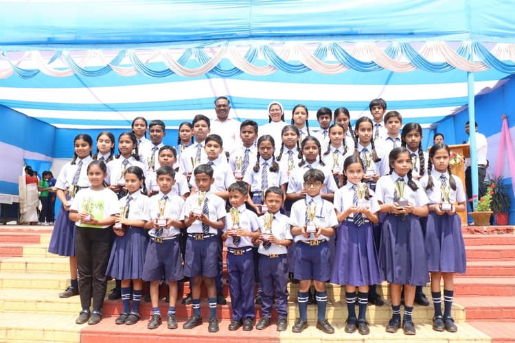 Chaibasa News : चिराग पूर्ति बने हेड ब्वॉय, रीचा प्रसाद हेड गर्ल