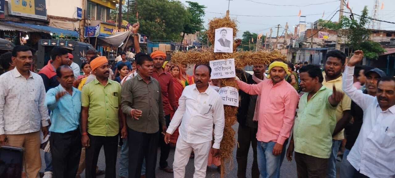 Bokaro News : झामुमो उलगुलान ने मुख्यमंत्री का पुतला फूंका