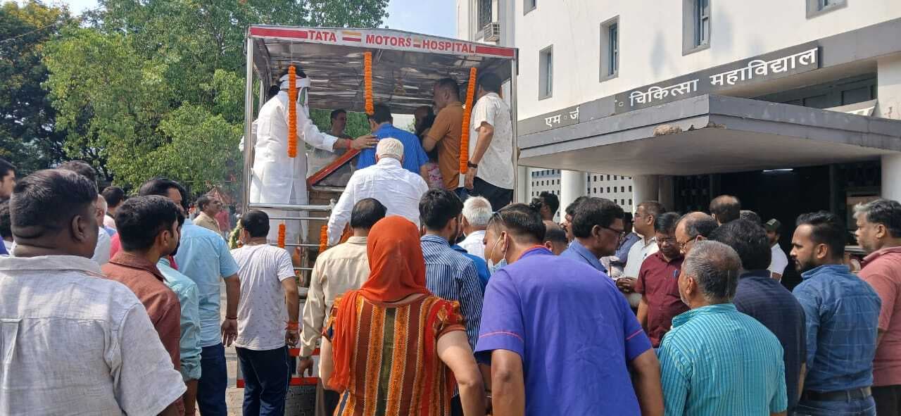 Jamshedpur News : एमजीएम अस्पताल परिसर में डॉ रंजू झा को दी गयी श्रद्धांजलि, हुआ अंतिम संस्कार