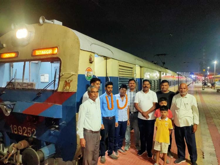 Jamshedpur News : आदित्यपुर स्टेशन से टाटा-हटिया मेमू ट्रेन का संचालन शुरू, अन्य ट्रेनों को चलाने पर भी विचार