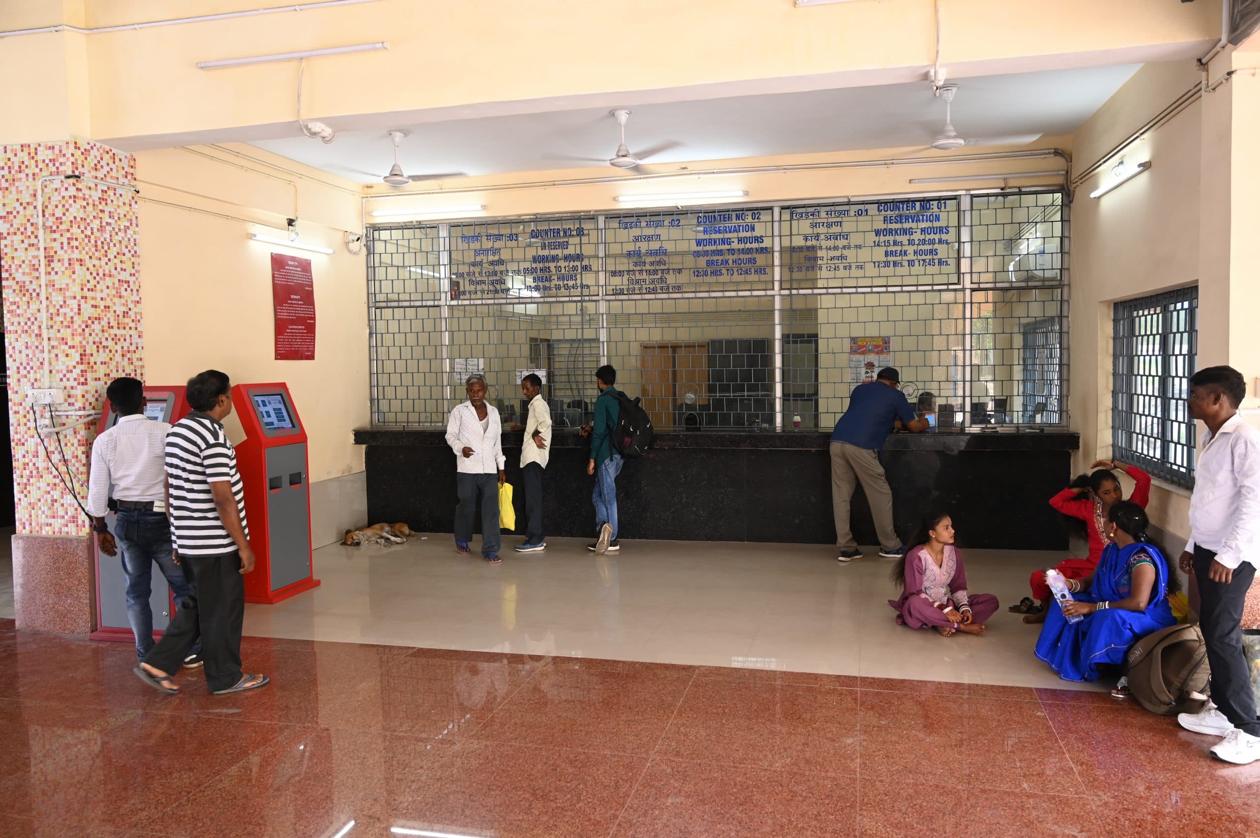 Jamshedpur News : आदित्यपुर स्टेशन पर व्यवस्था नहीं, शुरू कर दी गयी ट्रेन, टपक रहा पसीना, नहीं हिल रहा पंखा