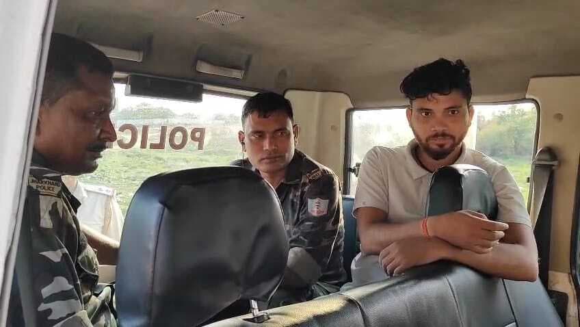 Dhanbad News: साइबर क्राइम में कुमारधुबी का युवक गिरफ्तार