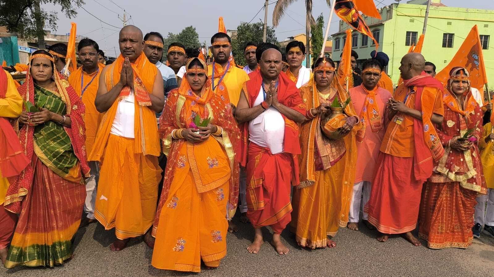 Dhanbad News: कलश यात्रा के साथ बड़की बौआ में महायज्ञ शुरू