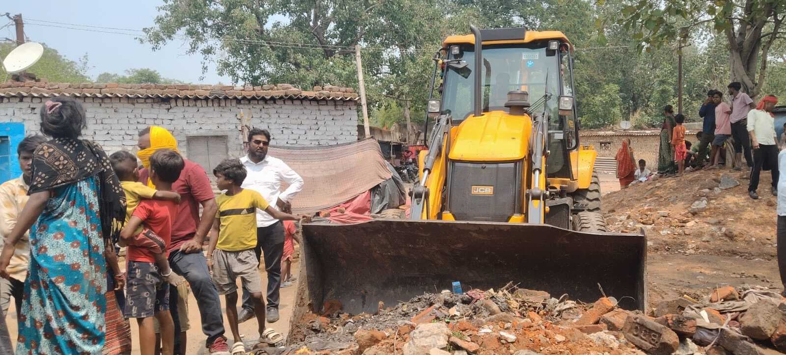 Dhanbad News: नींव खोदने गयी प्रबंधकीय टीम का विरोध