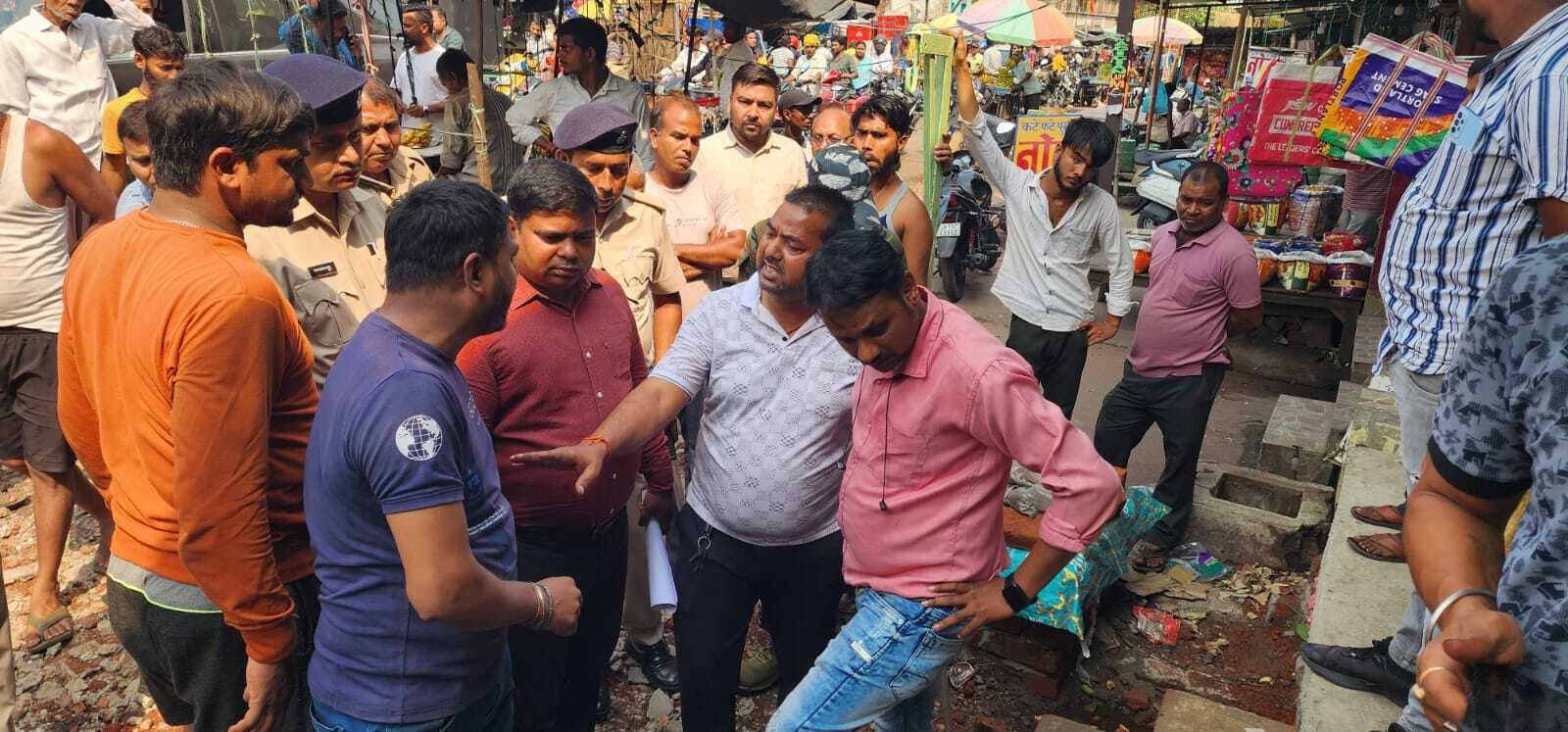 Dhanbad News: निगम की टीम ने झरिया में अतिक्रमण हटाया