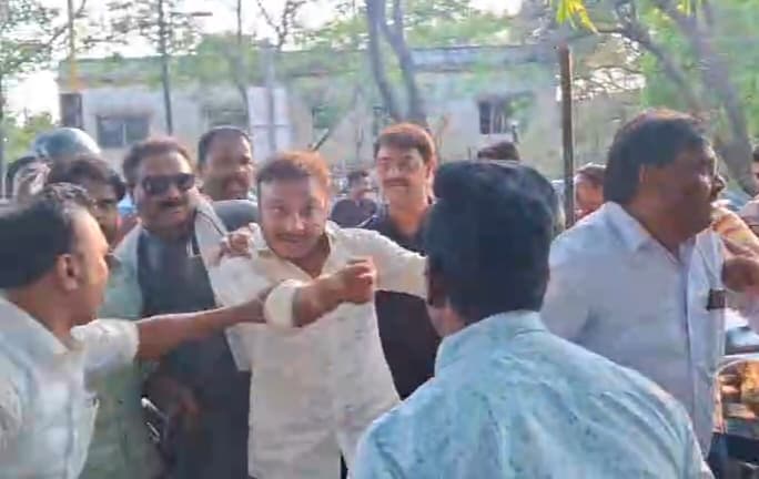 Dhanbad News: कांग्रेस नेताओं के दो गुट में मारपीट, कवर करने गये पत्रकारों को पीटा