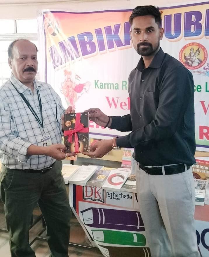 अंबिका पब्लिक स्कूल में लगे मेले में बच्चों ने खरीदी पुस्तकें