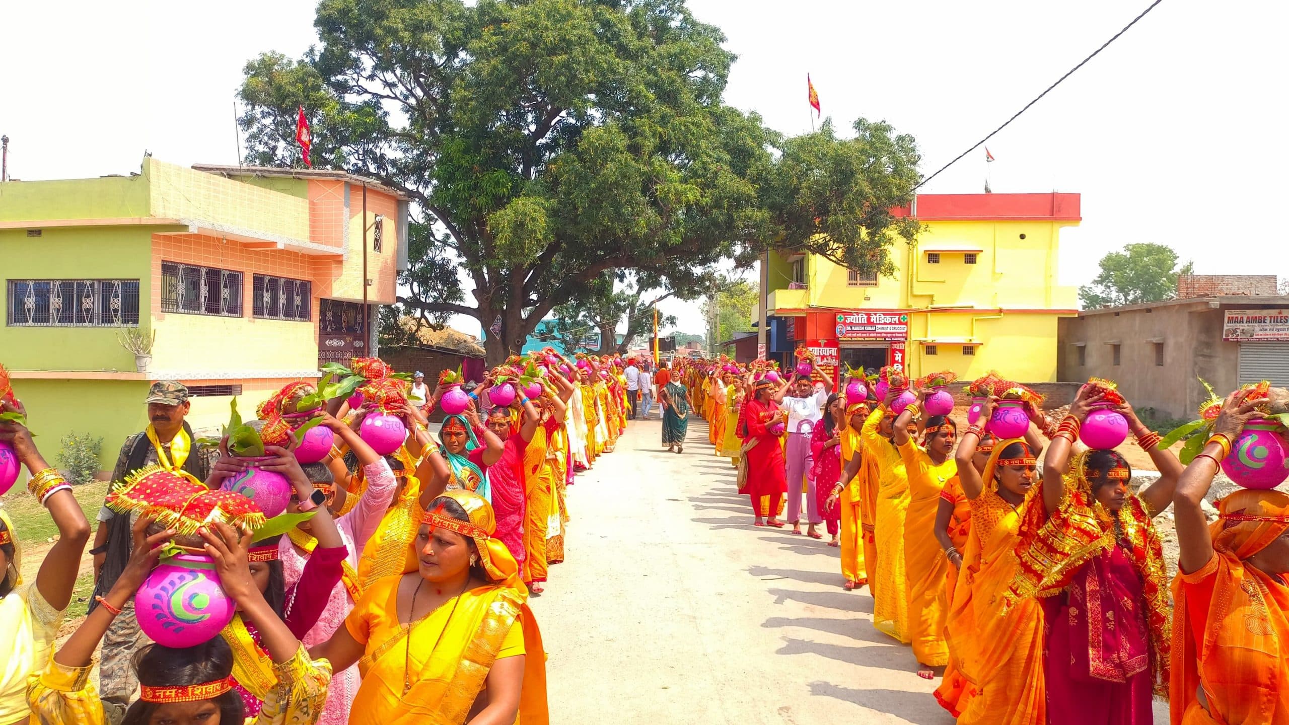 गाजे-बाजे के साथ निकाली गयी कलश यात्रा