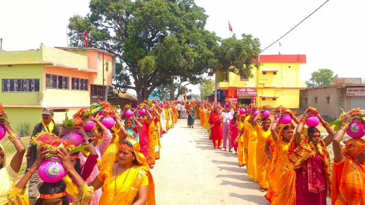 गाजे-बाजे के साथ निकाली गयी कलश यात्रा