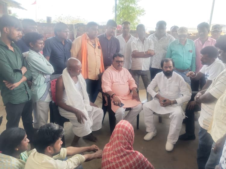 मृतक मैनेजर शंकर रविदास के परिजनों से मिले विधायक अमित यादव