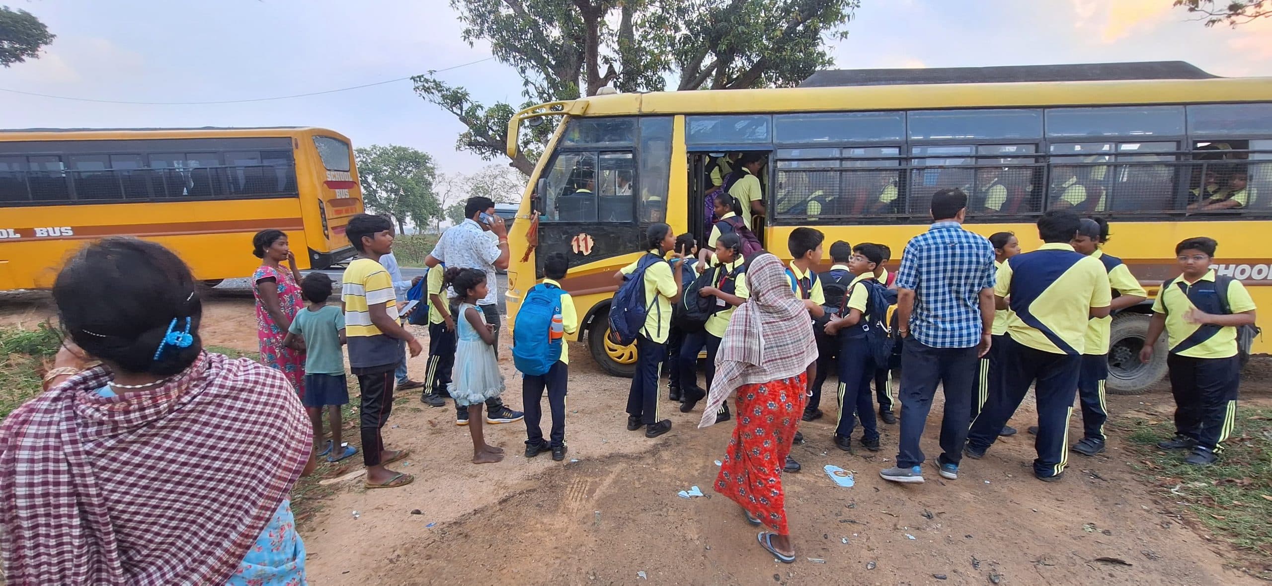 35 बच्चों से भरी स्कूल बस और हाइवा में टक्कर, छह घायल