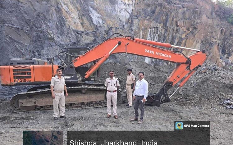 Jamshedpur news. पत्थर खनिज का अवैध खनन एवं भंडारण मामले में प्राथमिकी दर्ज, हाइड्रोलिक एक्सकेवेटर जब्त