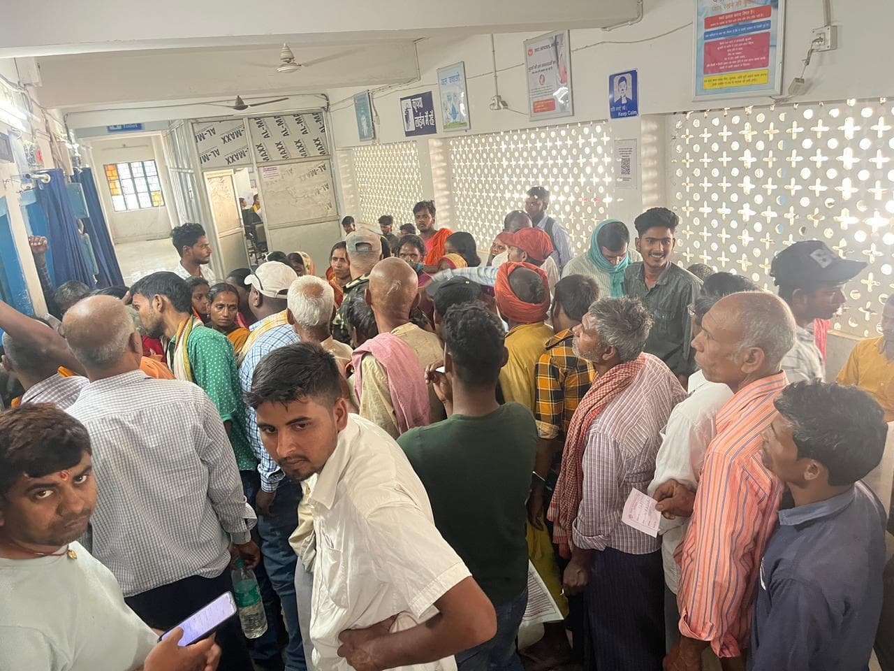 सदर अस्पताल में उमड़ रही मरीजों की भीड़, मौसमी बीमारी की चपेट में आ रहे लोग