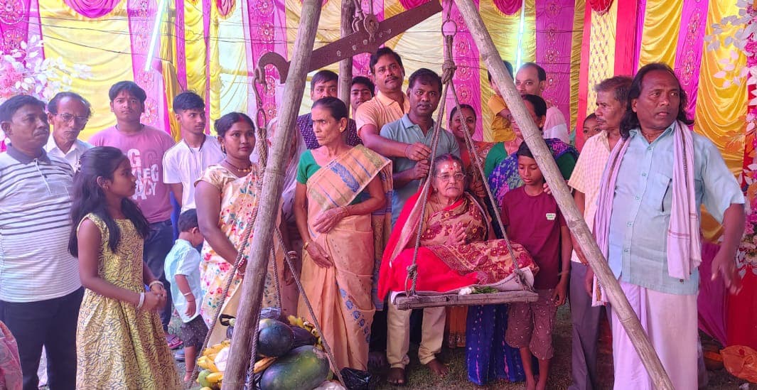 मां की गंभीर बीमारी ठीक हुई तो फलों से तोलकर अष्टजाम में किया वितरण