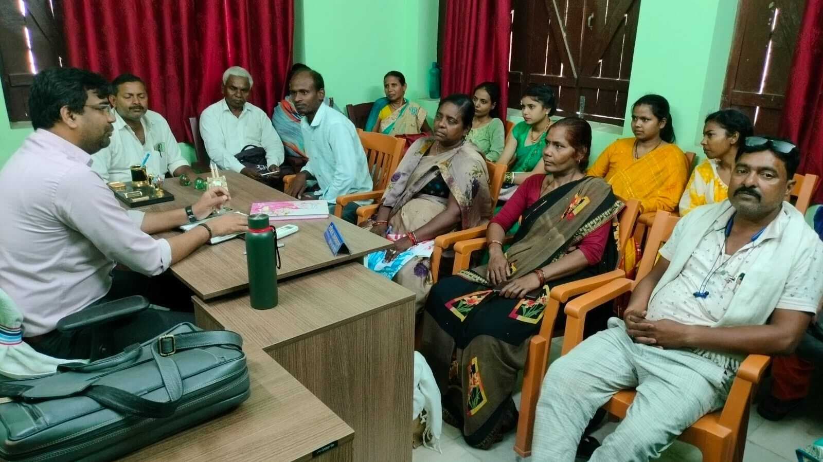 नवनियुक्त ग्राम कचहरी सचिवों को कार्य की दी गयी जानकारी