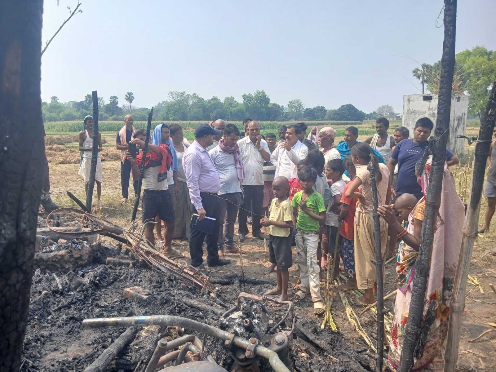 निंद में थे लोग, अचानक लग गयी आग, गर्भवती महिला घायल, आधा दर्जन बकरी की झुलसकर मौत