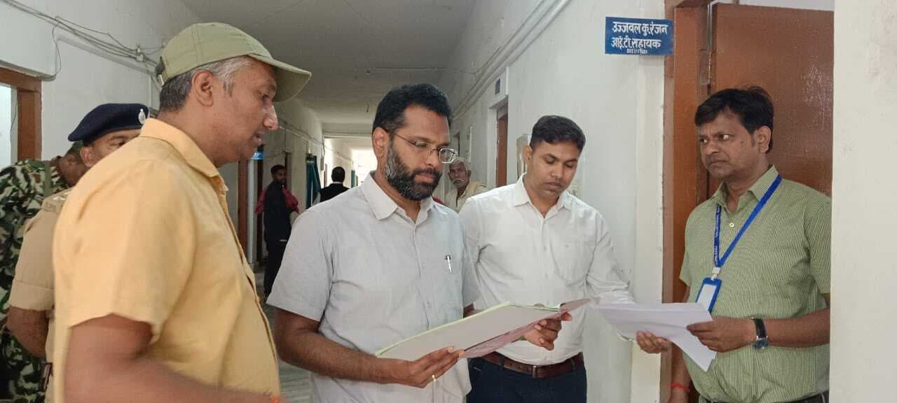 हथुआ पहुंचकर डीएम ने की कार्यालय की जांच