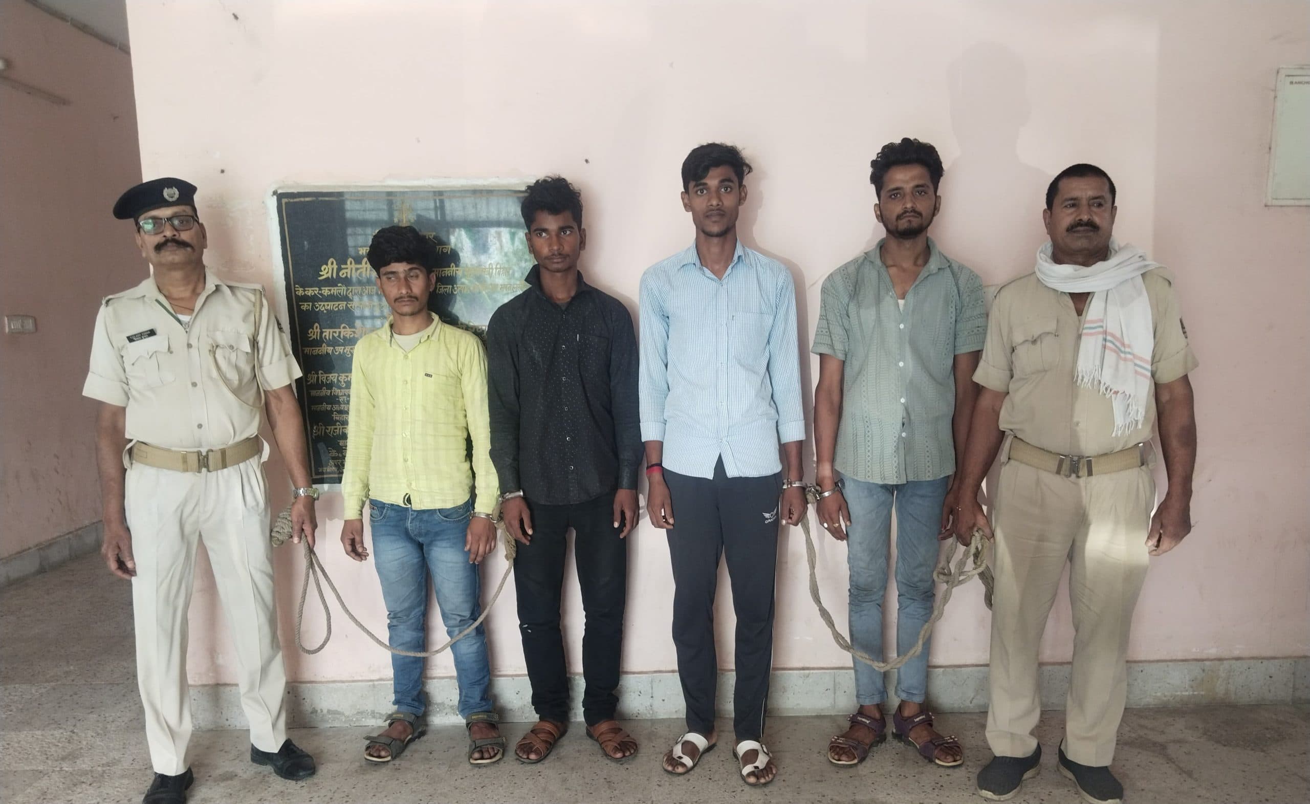 107 लीटर देसी शराब के साथ चार तस्कर गिरफ्तार