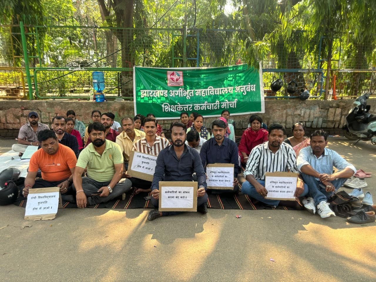 Ranchi News : अनुबंधकर्मियों का राजभवन के समक्ष धरना जारी