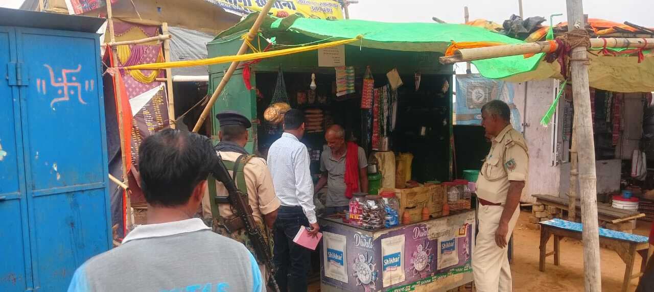 Deoghar news : तंबाकू उत्पादों की बिक्री पर रोक लगाने के लिए पुलिस टीम ने की छापेमारी