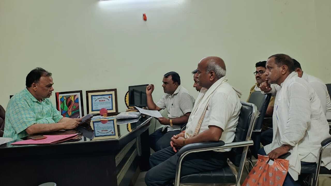 प्रारंभिक शिक्षकों की समस्याओं को लेकर डीइओ से मिला संघ प्रतिनिधिमंडल