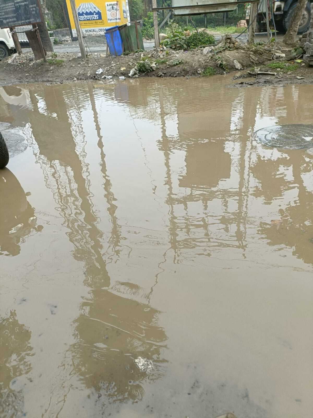 पाइप लिकेज के कारण मलखा बाबा थान के पास पानी रहा बर्बाद