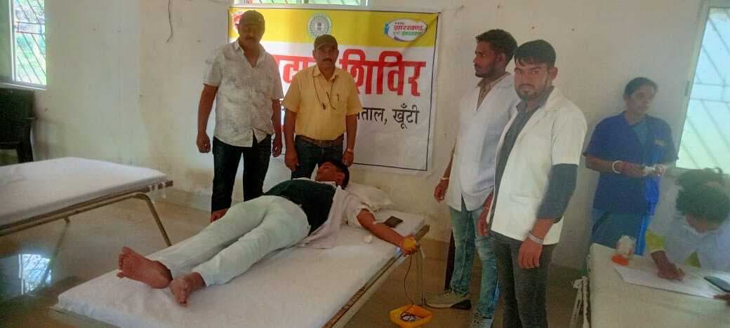 कर्रा थाना में रक्तदान करने वाले सम्मानित