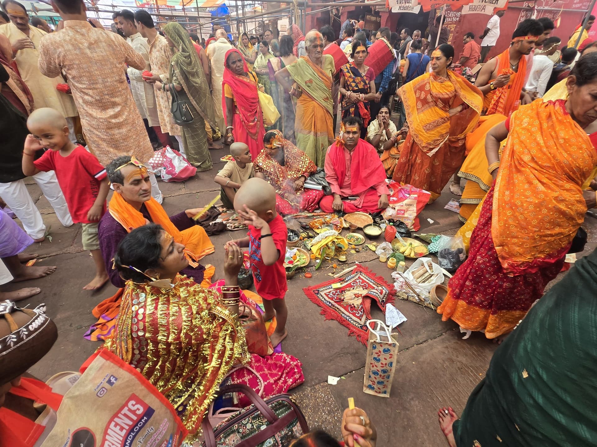 deoghar news : बाबा मंदिर में मुंडन करने को लगी रही भीड़