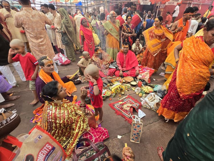 deoghar news : बाबा मंदिर में मुंडन करने को लगी रही भीड़