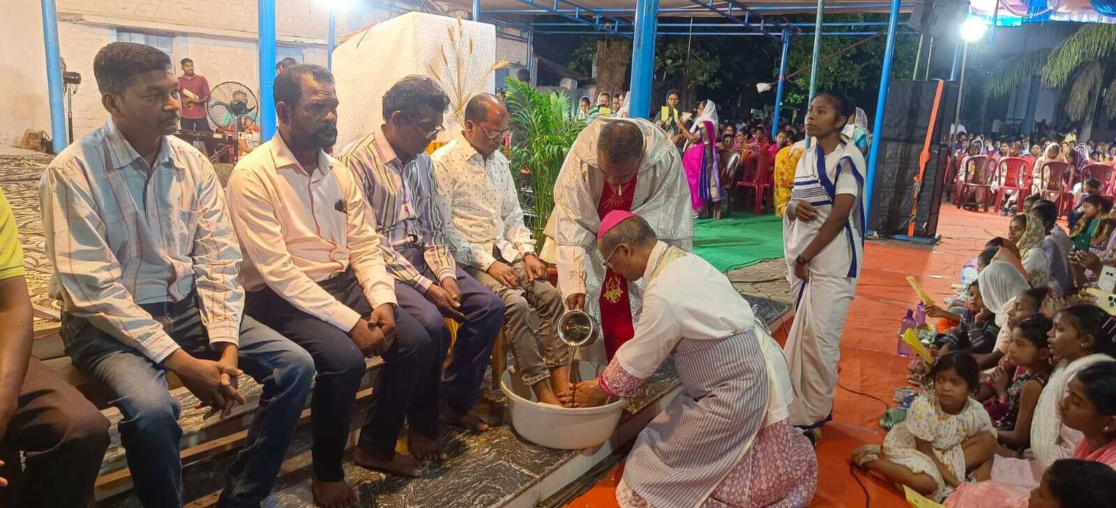 बिशप ने 12 विश्वासियों के पैर धोकर दिया सेवा का संदेश
