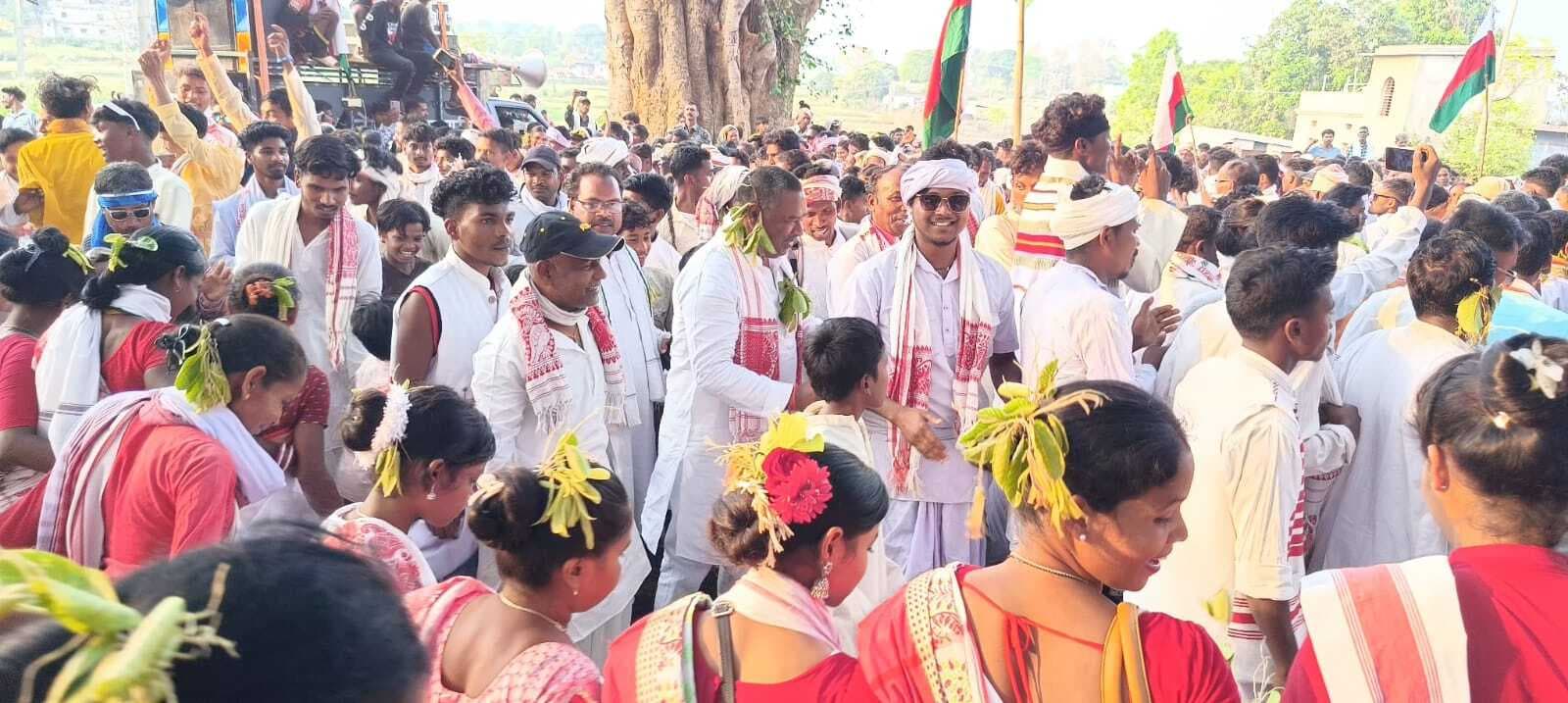 मुरहू में शोभायात्रा निकालकर मनाया सरहुल महोत्सव