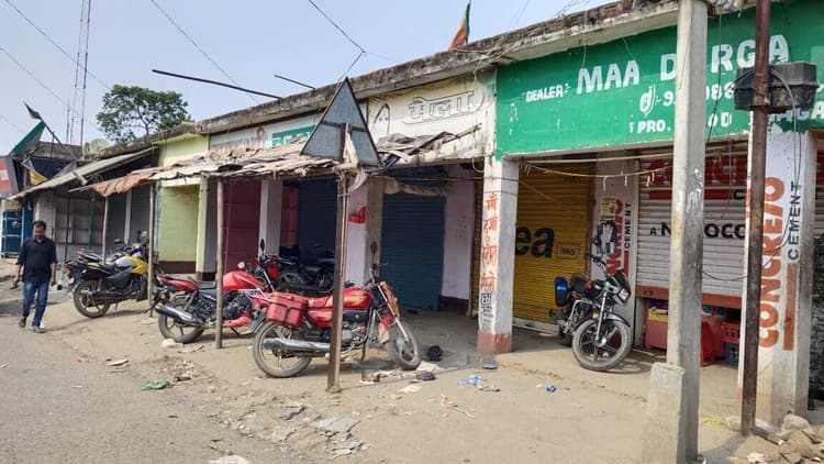 टोटो चालक की पिटाई के बाद दो गुटों में विवाद चार घंटे तक बंद रहा मंडरो बाजार, सड़क जाम