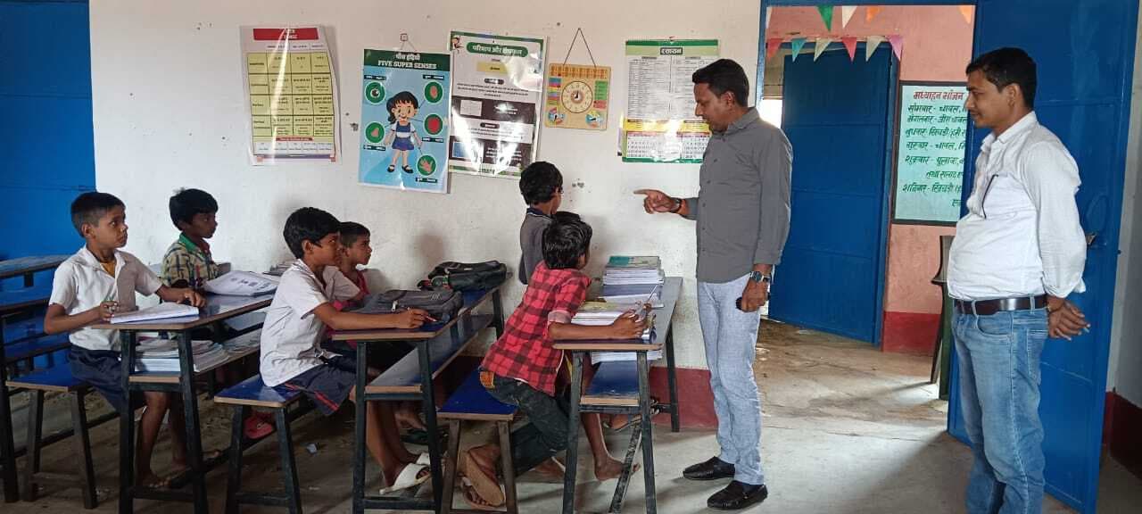 कहीं समय से पहले स्कूल बंद, तो कहीं मोबाइल में व्यस्त शिक्षक