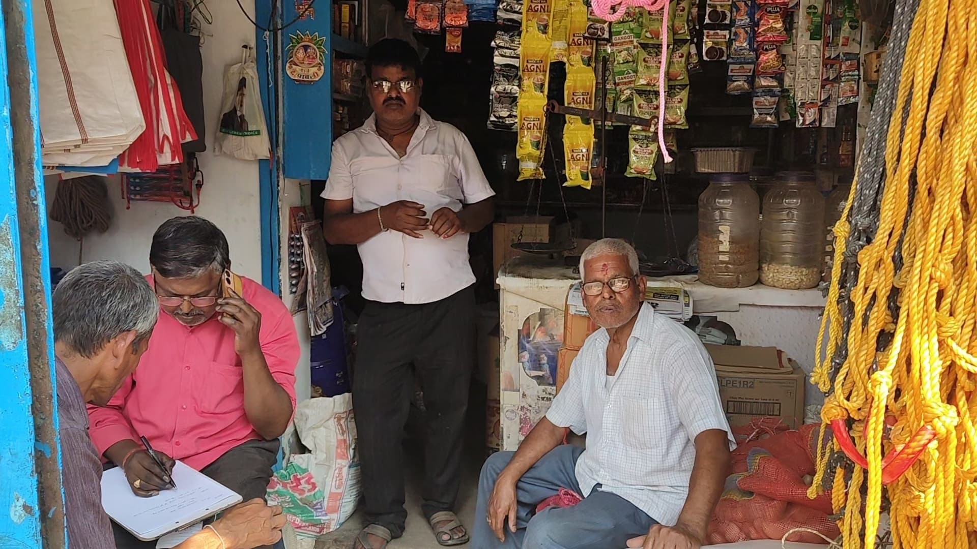 बुजुर्ग दुकानदार को झांसा देकर उचक्कों ने उड़ाये 35 हजार रुपये