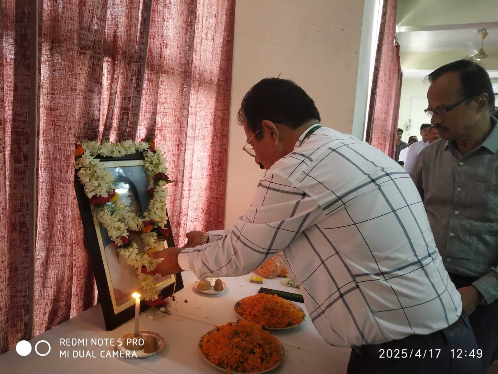 Jamshedpur news. डॉ सुषमा झा की स्मृति में सदर अस्पताल को दिया गया व्हील चेयर व स्ट्रेचर