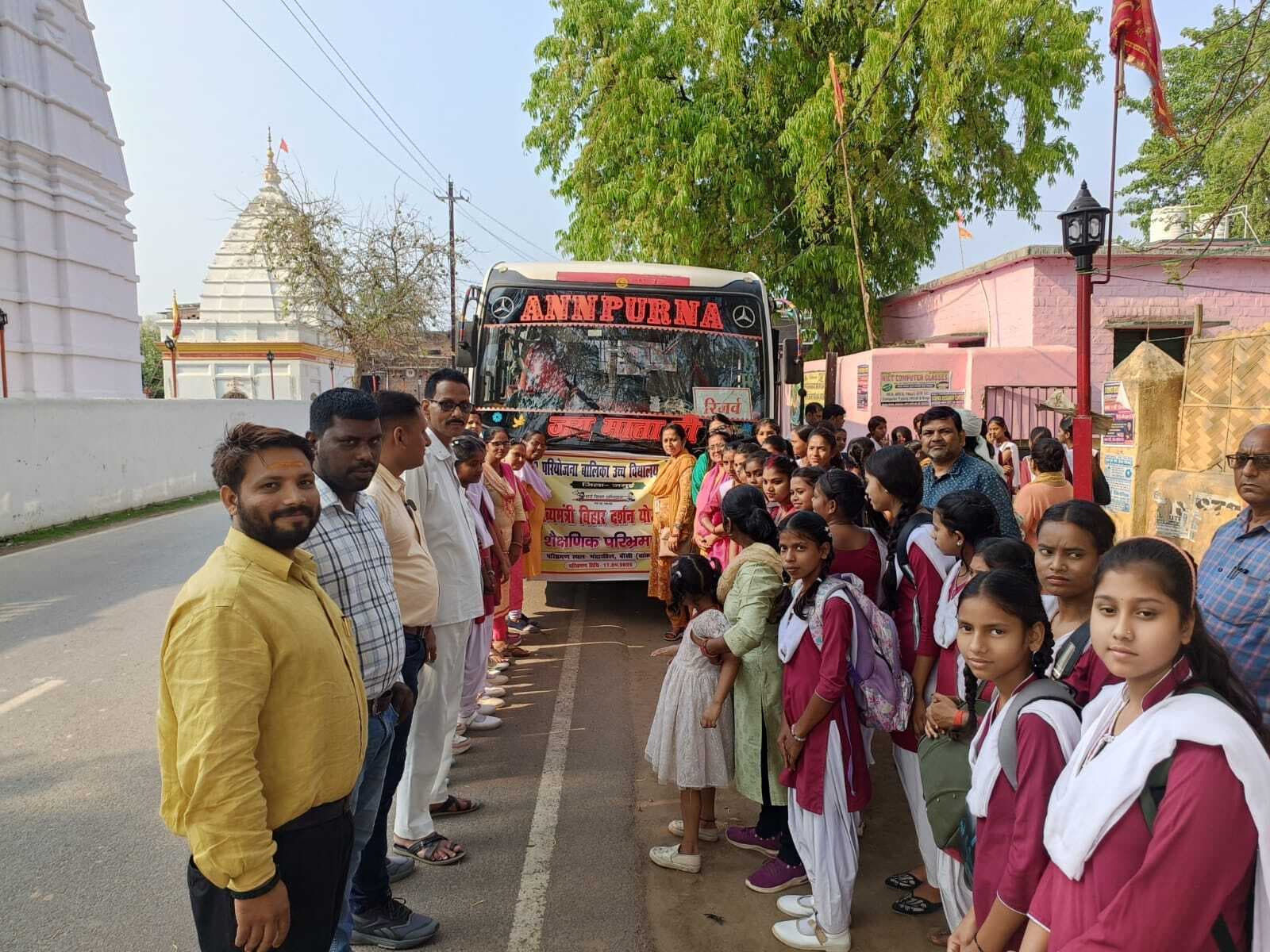 मंदार के इतिहास से अवगत होने के लिए छात्राओं का दल बांका रवाना