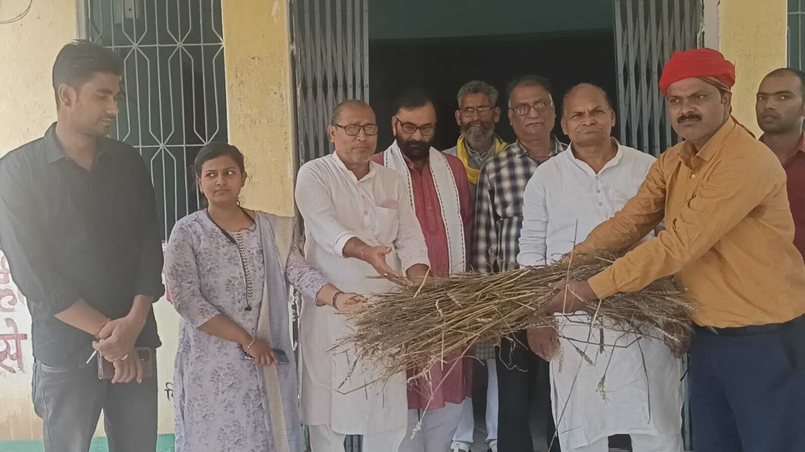 फसल नुकसान के अनुदान के लिए बीएओ से मिले किसान