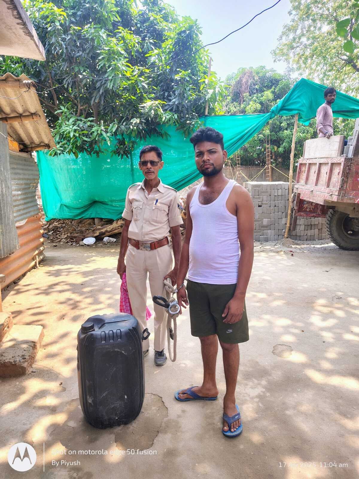 30 लीटर देसी शराब के साथ तस्कर गिरफ्तार