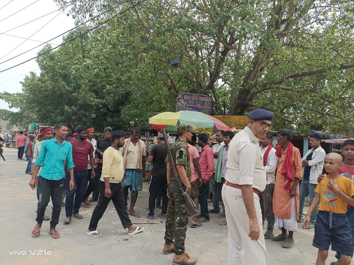 ऑटो चालकों ने जबरन वसूली के विरोध में किया सड़क जाम