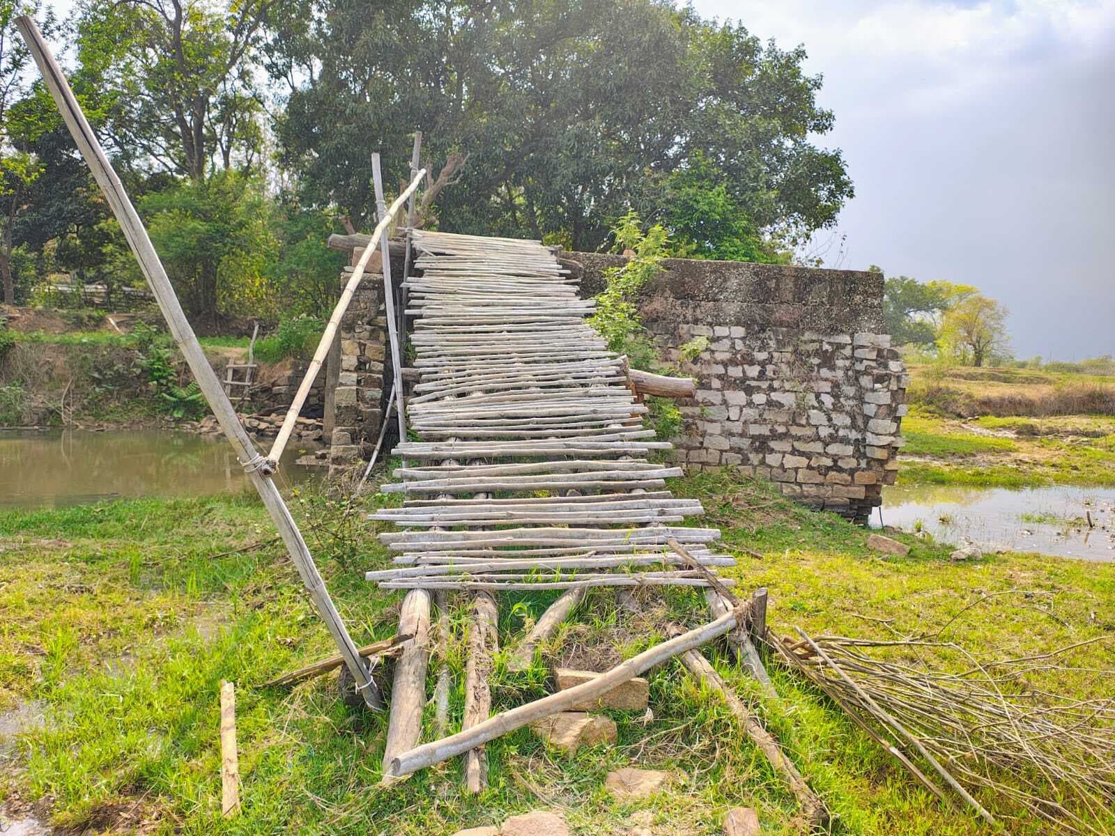 बांस की पुलिया से आवागमन करने को विवश हैं ग्रामीण