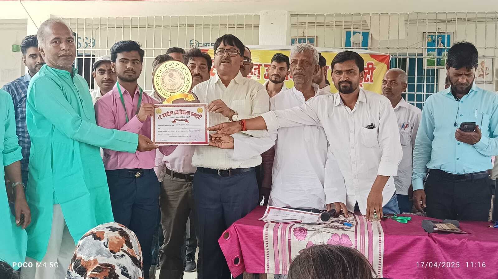 Madhubani News : मैट्रिक परीक्षा के टॉपर छात्रों को किया पुरस्कृत