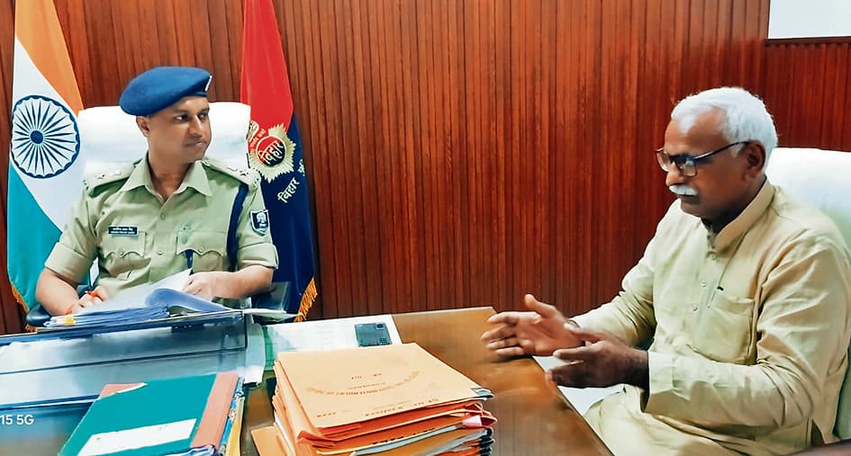 घोसी विधायक ने एसपी से मिलकर झुनकी मेला पुलिस ओपी बनाने की मांग उठायी