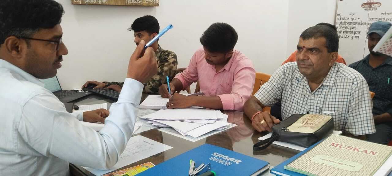 अंचल कर्मियों की साप्ताहिक बैठक संपन्न