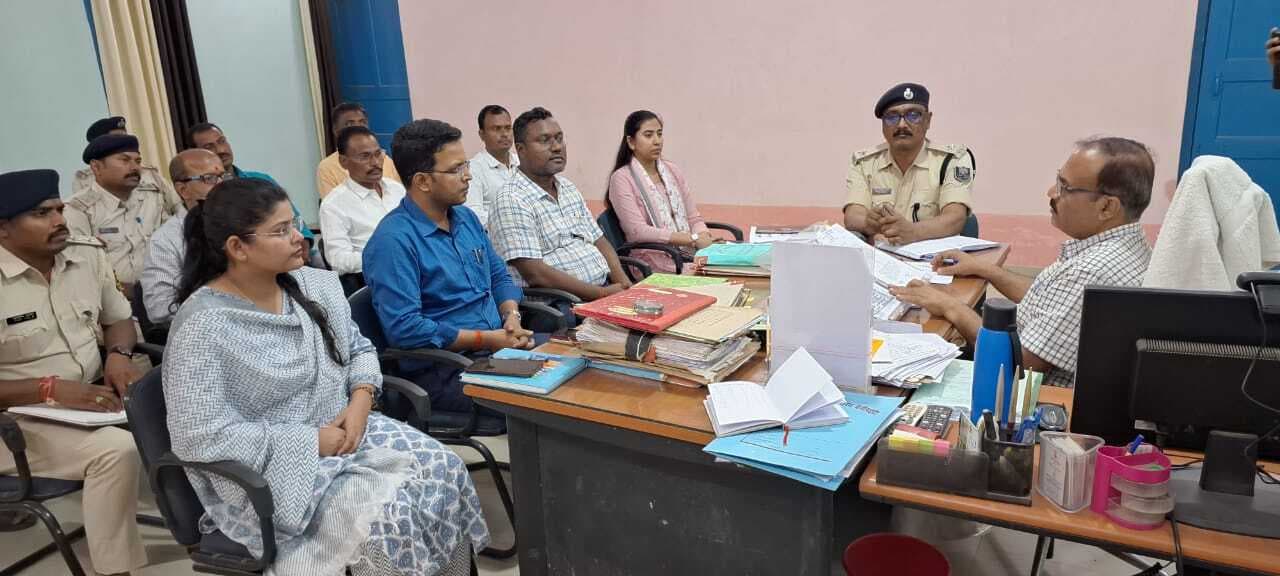 Madhubani News : एसडीओ ने बीडीओ व थानाध्यक्षों के साथ की बैठक, दिये कई निर्देश