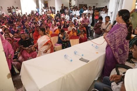 मंत्री ने प्रखंड क्षेत्र की आंगनबाड़ी सेविकाओं के बीच किया टैब वितरण